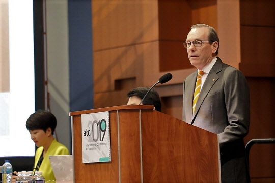 지난 22일(현지시간) 미국 워싱턴 D.C.서 열린 ATD2019 ICE(인적자원개발협회 주관 박람회)에서 주한미군 사령관 출신 버나드 샴포 한화디펜스 부사장이 한화그룹의 '승진후보자과정'을 소개하는 기조연설을 하고 있다. <한화그룹 제공>